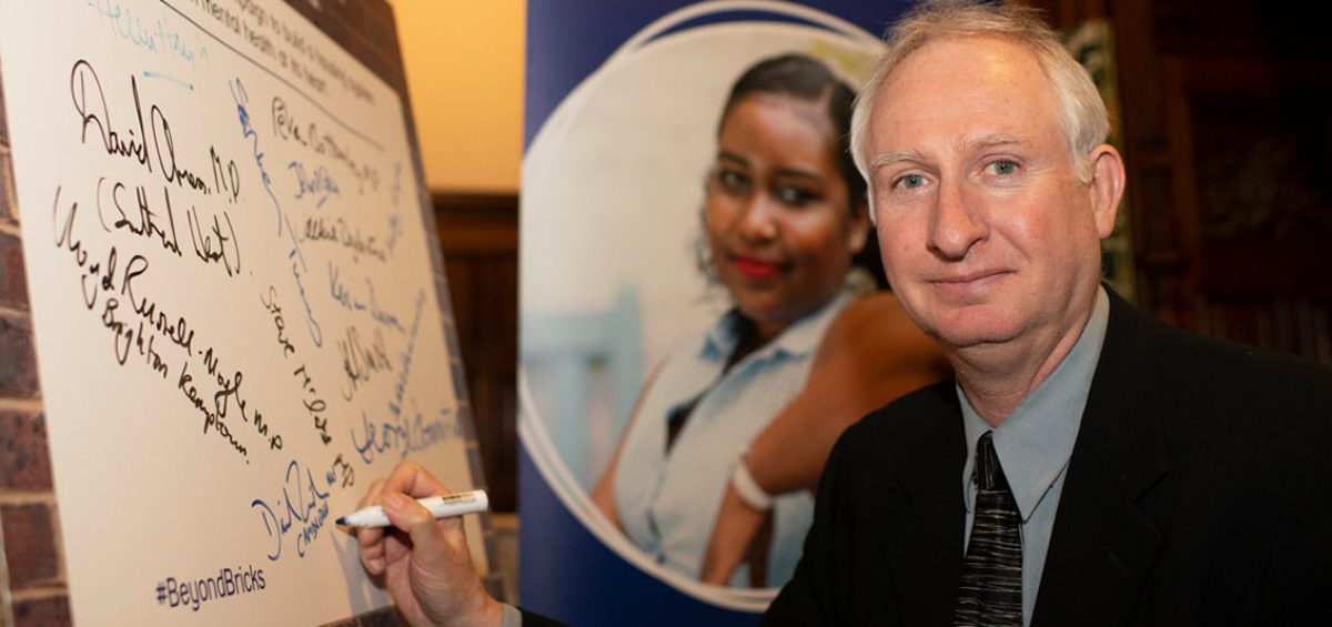 Signing the Mind Pledge